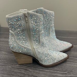 Women’s 7.5 sequin boots.